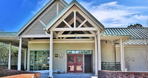 The Coolest Visitor Center In South Carolina Has A Nature Trail Where You Can See Endangered Red Wolves