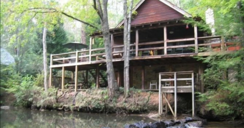 This Cabin In Georgia Surrounded By Fall Foliage Is The Best Place For An Autumnal Getaway