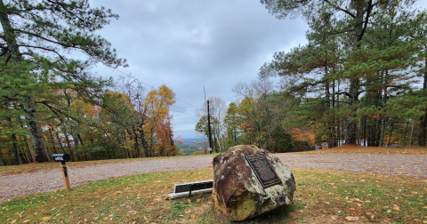 This Little-Known Scenic Spot In Mississippi That Comes Alive With Color Come Fall