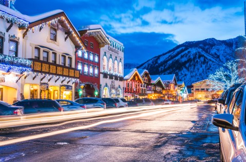 29 Enchanting Christmas Towns Across America That Are Filled With Holiday Spirit