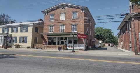 The Big Daddy From Fox's Pizza Den In West Virginia Is So Big, It Could Feed An Entire Family