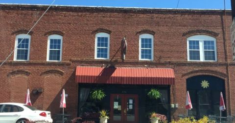 The Small-Town Diner Where Locals Catch Up Over Chicken And Homemade Apple Cobbler