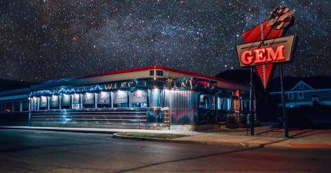 The Biscuits And Gravy From The Gem Diner In New York Are So Big, They Could Feed An Entire Family