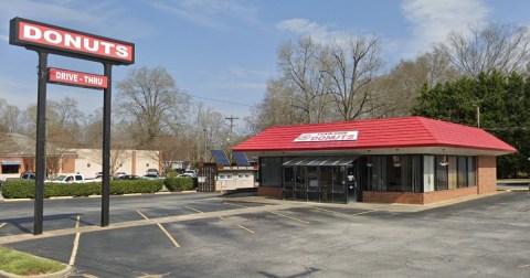 The Glazed Donuts From Lickin’ Good Donuts In South Carolina Are So Good, They Practically Melt In Your Mouth