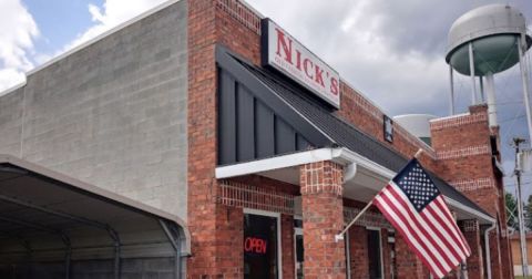 The Burgers From Nick's Old Fashion Hamburger House In North Carolina Are So Big, They Could Feed An Entire Family