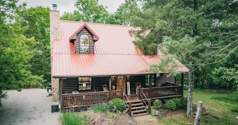 Cozying Up At This Charming Cabin In Kentucky Is The Ultimate Winter Retreat