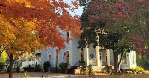 You Must Taste The Fried Green Tomatoes At This Unique Restaurant In Alabama