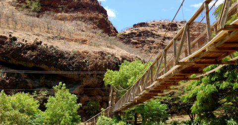 Crossing This 100-Year-Old Bridge In Hawaii Is Like Walking Through History