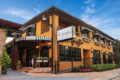 The Unique Restaurant In Texas Where Every Order Comes With Free Cheesy Bread