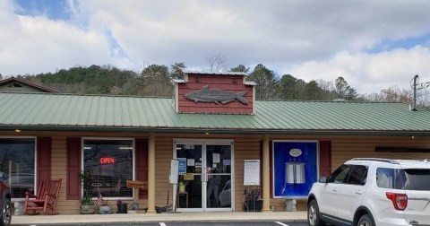 Take A Drive To The Country To Dine At This Exceptional Rural Restaurant In Tennessee