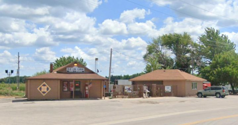 Take A Drive To The Country To Dine At This Exceptional Rural Restaurant In Illinois