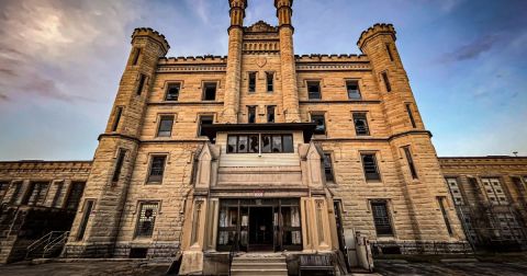 The Incredible Prison In Illinois That Has Been Left In Ruins