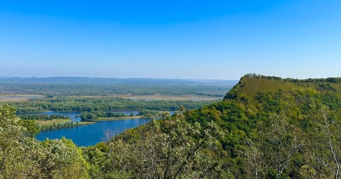 The Breathtaking Scenic Drive Through Minnesota That Runs Along The Mississippi River